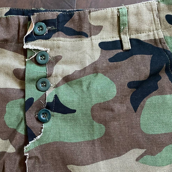 Mica's Camo Frayed Hem Cargo Skirt Olive SZ M NWT - Picture 8 of 13